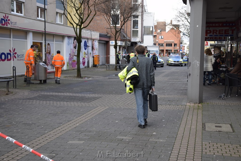 Einsatz BF Koeln Messerstecherei Koeln Porz Josefstr P55.JPG - Miklos Laubert